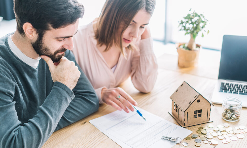 Couple lisant le dossier d'aides Maprimerenov', Article, Be-Di