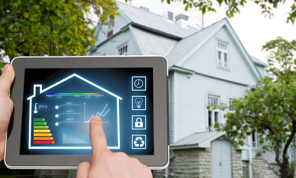 Technicien Be-Di tenant une tablette avec un diagnostic énergique complet d'une maison, article
