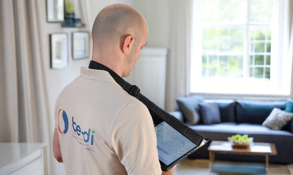 Technicien Mon accompagnateur Renov’ chez le client regardant sa tablette, lisant les diagnostiques, article, Be-Di